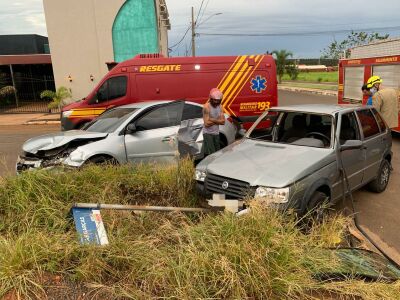Imagem da notícia Colisão no cruzamento da Avenida das Garças deixa jovem ferida em Chapadão do Sul
